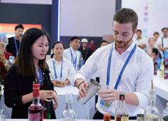 1566552928842044735.jpg 国外参展商在“酒博会”现场.jpg