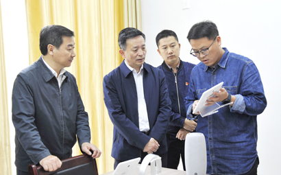 1571359319449033092.jpg 任湘生(左二)一行在杨柳塘.jpg