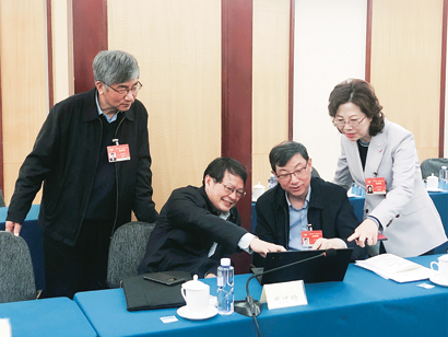 1615412146800014900.jpg 3住黔全国政协委员魏定梅(右.jpg