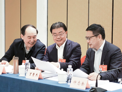 1615412202433070986.jpg 8住黔全国政协委员丁贵杰(中.jpg