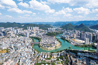 1718241261260079268.jpg 铜仁主城区山水环绕。.jpg