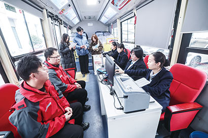2月25日，浙江省嘉兴市南湖区政务服务中心政务服务大篷车来到浙江凯乐士科技集团股份有限公司，企业员工在车上咨询社保、医保、人才等方面政策。徐昱-摄.jpg