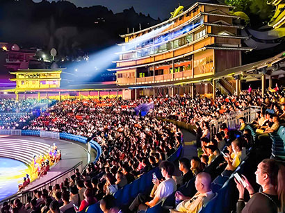 1767238092834099371.jpg 游客们在雷山县大塘景区观看大型实景苗族歌舞诗剧《仰欧桑》。来源:资料图片.jpg