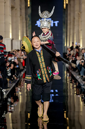 1768353735990038266.jpg 2025年11月11日,贵州“村T”模特团出征纽约时装周,让世界看见中国乡村时尚。尹刚-摄.jpg