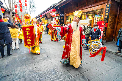 阆中古城，“春节老人”在走街串巷赐福。薛晨-摄.jpg
