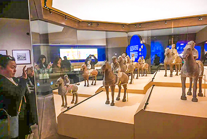 中国国家博物馆推出的“跃马扬鞭——马年新春文化展”于1月30日开展，图为展出的彩绘陶兵马俑。金良快-摄.jpg