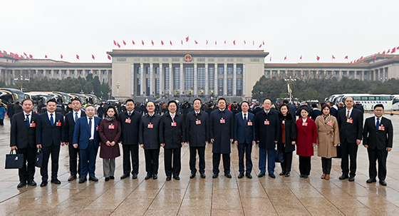 出席全国政协十四届四次会议的部分住黔全国政协委员们在天安门广场合影。.jpg