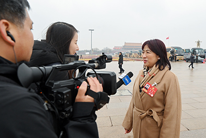 住黔全国政协委员程燕在人民大会堂广场接受中国教育电视台采访.jpg