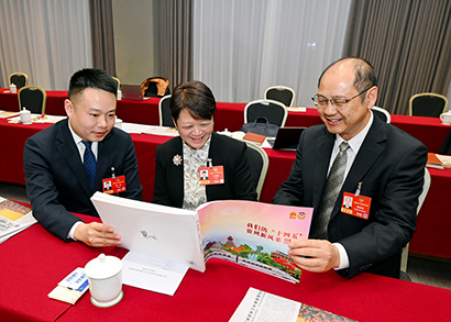 住黔全国政协委员杨松（左）、王蜀黔（中）、陈前林（右）在会议间隙一起翻阅《我们的“十四五”•贵州新风采》画册。。.jpg