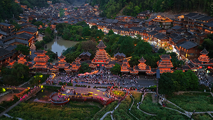 谷雨节里，夜幕下的肇兴侗寨灯火通明。.jpg